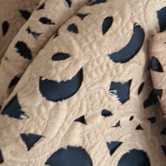 Beautiful laser cut trench coat. Caramel with black - Picture 6 of 7